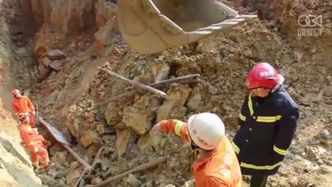 Pracownik uratowany spod zawalonej konstrukcji