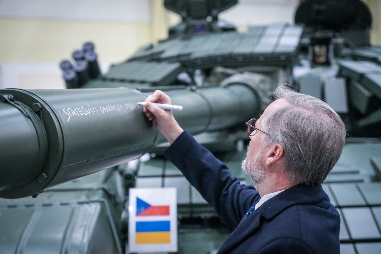 Premier Czech Petr Fiala zostawił dla Ukraińców wiadomość na czołgu T-72