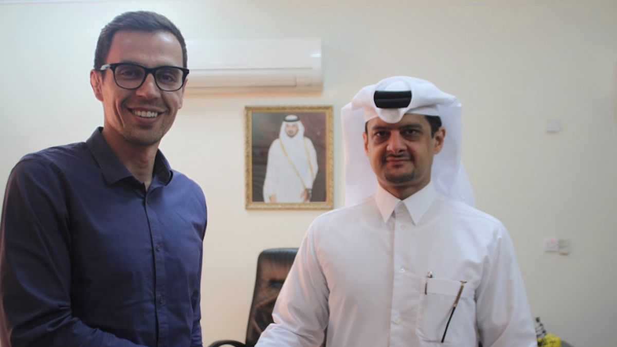 Archiwum prywatne / Szymon Wasiak / Na zdjęciu: Szymon Wasiak z szejkiem Jamalem Abdalatifem Al-Kuwarim, sekretarzem generalnym katarskiej federacji kolarskiej