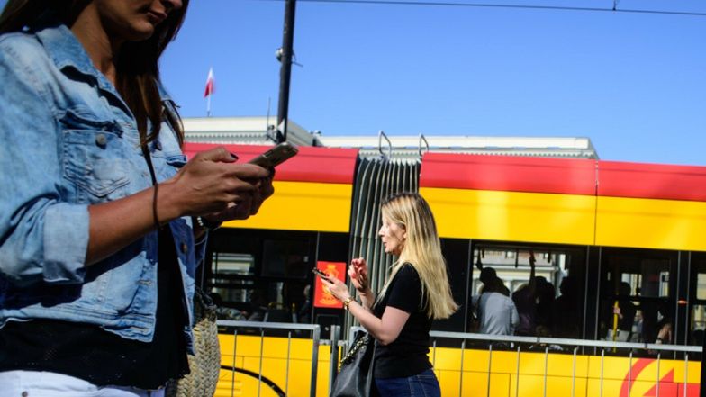 Cała prawda o tym, jak gwiazdy organizują USTAWKI z paparazzi. "Menadżerka kazała jej przejechać tramwajem kilka przystanków"