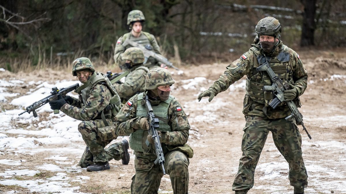akcja "Trenuj z Wojskiem"
Toru�, 28.01.2023. Og�lnopolska akcja "Trenuj z Wojskiem" na poligonie toru�skim - Centrum Szkolenia WOT w Toruniu, 28 bm. Akcja to jednodniowe szkolenie wojskowe dla os�b cywilnych, w zakresie strzelania, rzutu granatem, survivalu, samoobrony, udzielania pierwszej pomocy, zak�adania masek przeciwgazowych i taktyki. (mr) PAP/Tytus �mijewski
Tytus �mijewski
akcja, bro�, Centrum Szkolenia WOT, cywile, d�uga, karabin, og�lnopolska, os�b cywilnych, poligon, poligon toru�ski, szkolenie, trening, Trenuj z Wojskiem, wojsko, �o�nierze