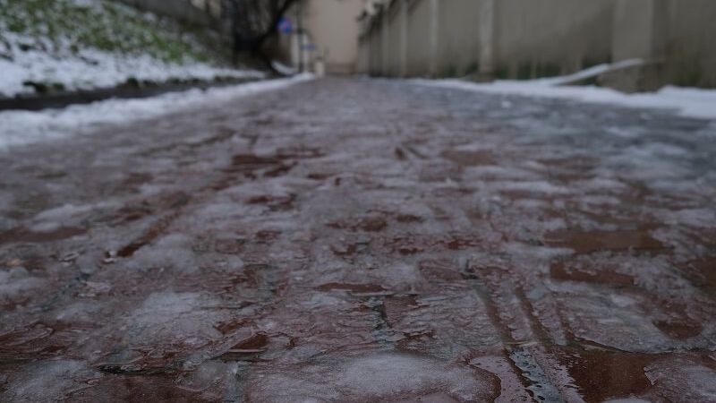 śliskie chodniki oblodzenie błoto pośniegowe