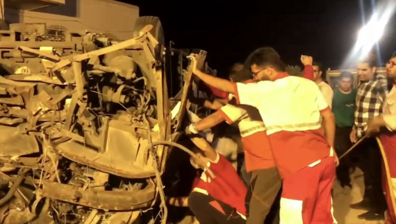 A screen grab taken from a handout video released by Iranian State Television (IRIB) shows people and members of the Iranian Red Crescent inspecting the site of a bus crash near Taft, Yazd province, central Iran, 21 August 2024. According to the state-run IRNA news agency, a bus carrying Shiite pilgrims from Pakistan to Iraq crashed in central Iran, killing at least 28 people. EPA/IRIB / HANDOUT BEST QUALITY AVAILABLE HANDOUT EDITORIAL USE ONLY/NO SALES Dostawca: PAP/EPA.