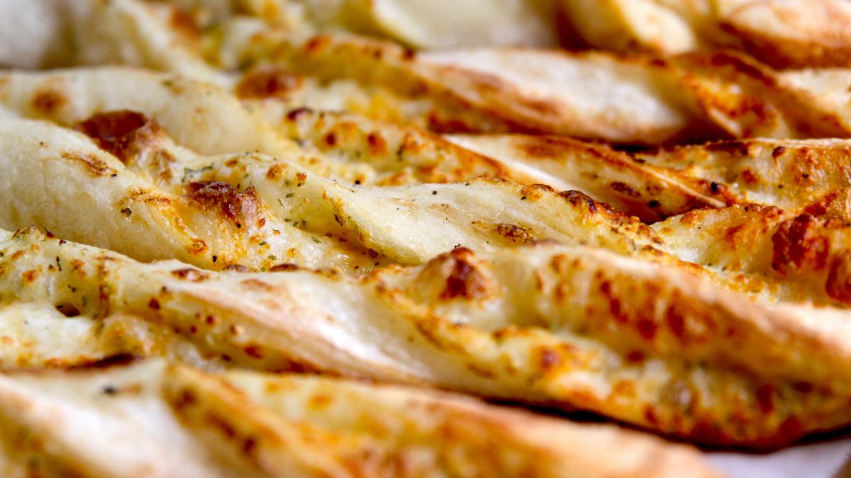 Drożdżowe paluchy z serem zastępują pieczywo na imprezach