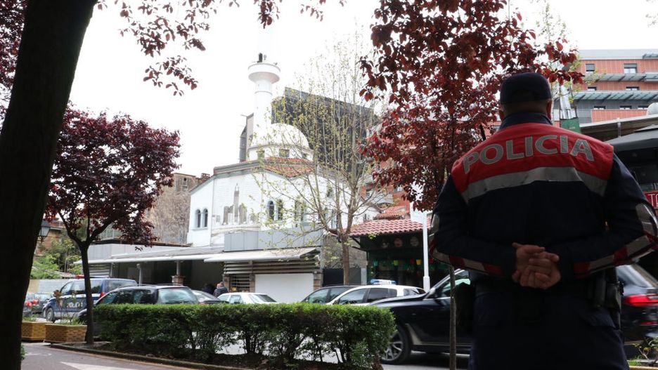 Albański policjant na ulicy w Tiranie