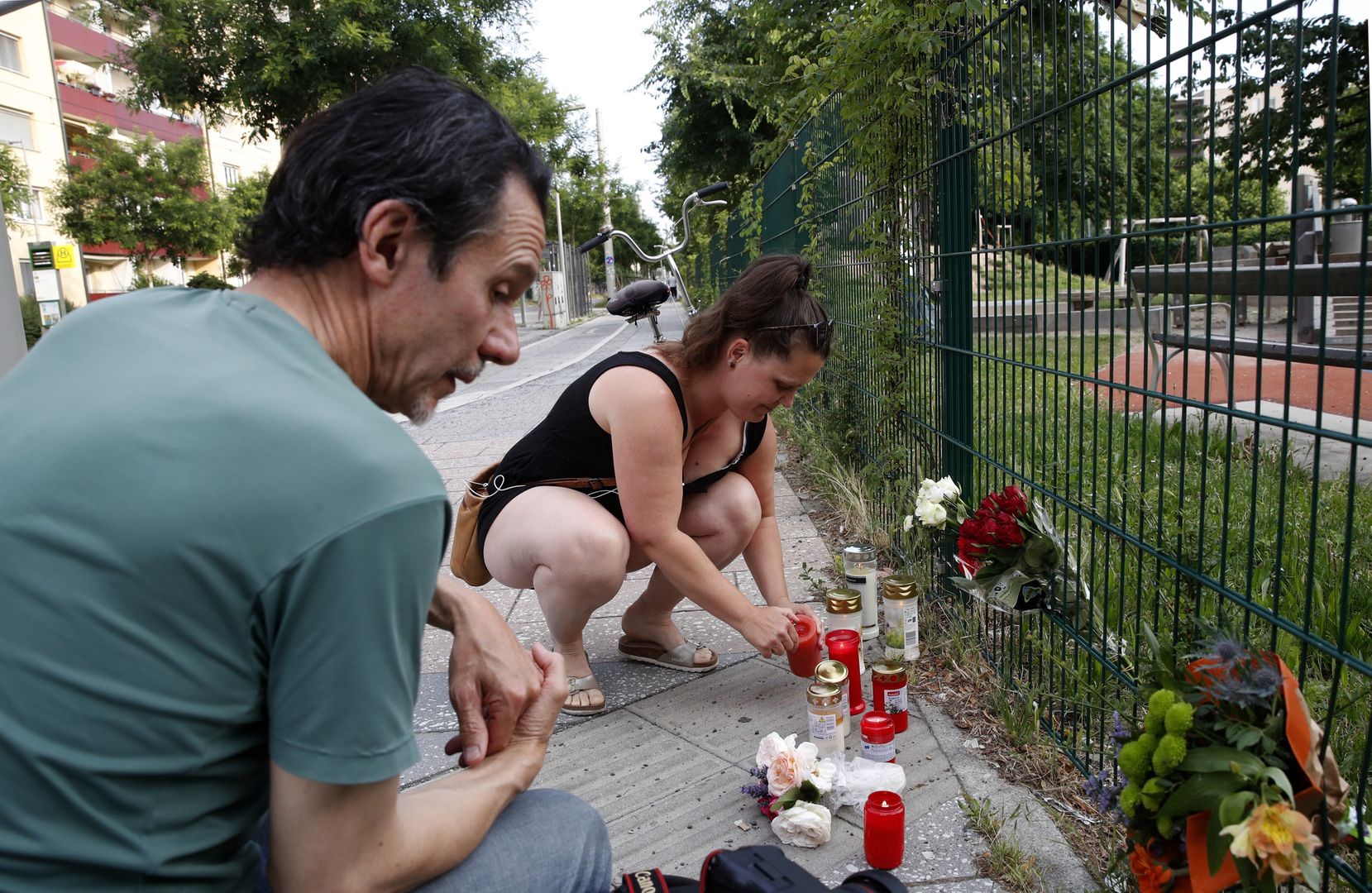 At least 9 dead in Austrian school shooting in Graz
epa12168489 People light a candles in tribute to the victims, in front of the Dreierschutzengasse high school following a shooting in Graz, Austria, 10 June 2025. At least nine people were killed in the incident, including the shooter, authorities confirmed.  EPA/ANTONIO BAT 
Dostawca: PAP/EPA.
ANTONIO BAT
gun, school, shooting, attack