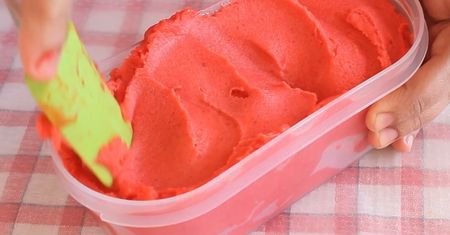 Przepis na sorbet truskawkowy. Potrzebujesz tylko dwóch składników