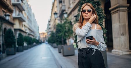 Damskie bermudy. Trendy spodnie w sam raz na lato! Jakie wybrać i z czym nosić?