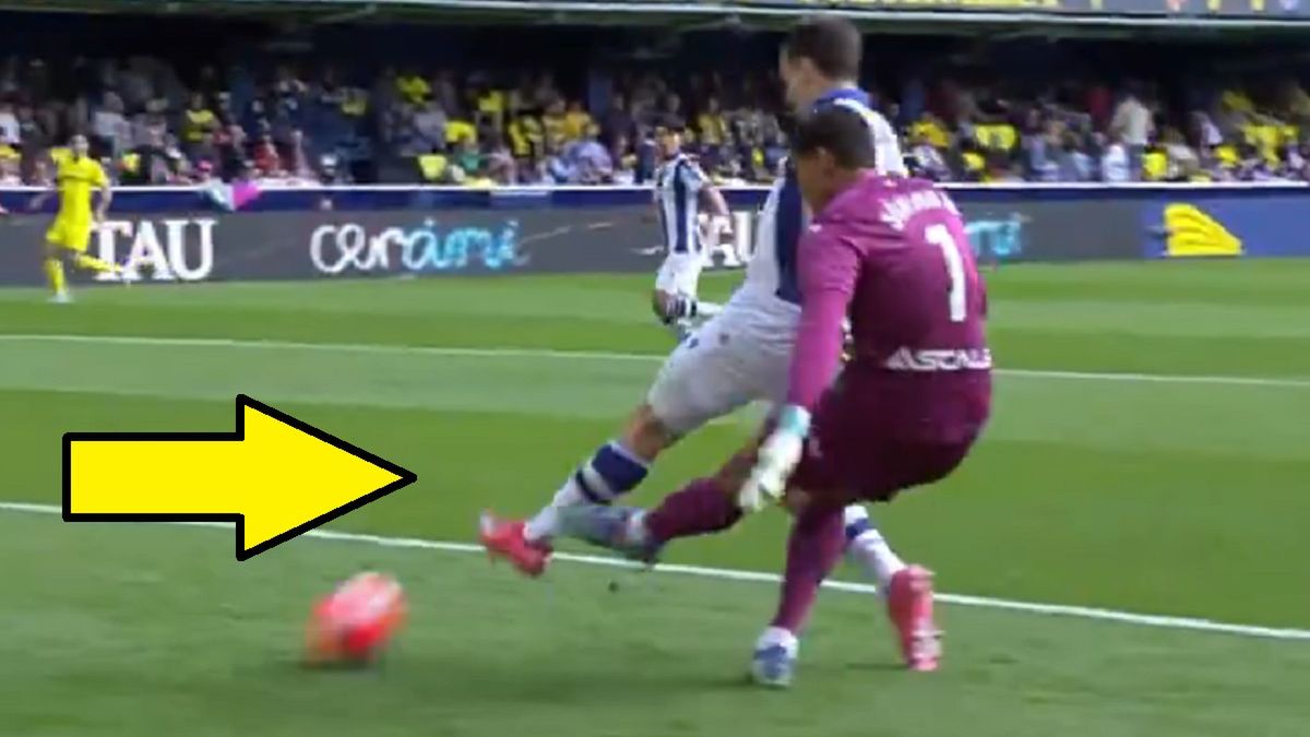 Twitter / Screen / Canal+Sport / Na zdjęciu: bramkarz Villarrealu popełnił fatalny błąd w meczu z Realem Sociedad