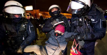 Strajk kobiet. "Babcia Kasia" z zarzutem. Zaatakowania policjantów tęczową torbą