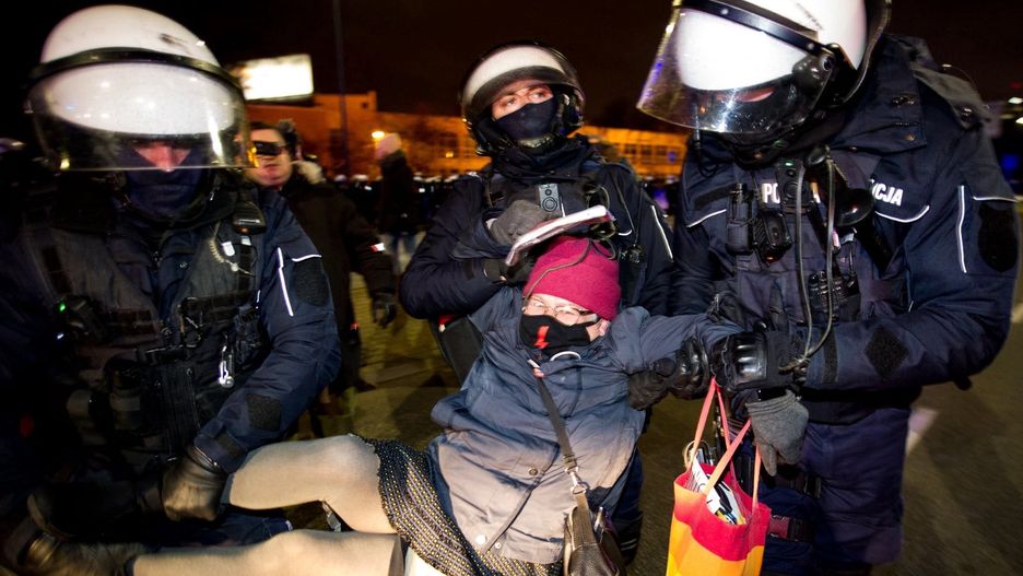 Strajk kobiet. Zatrzymanie "Babci Kasi"