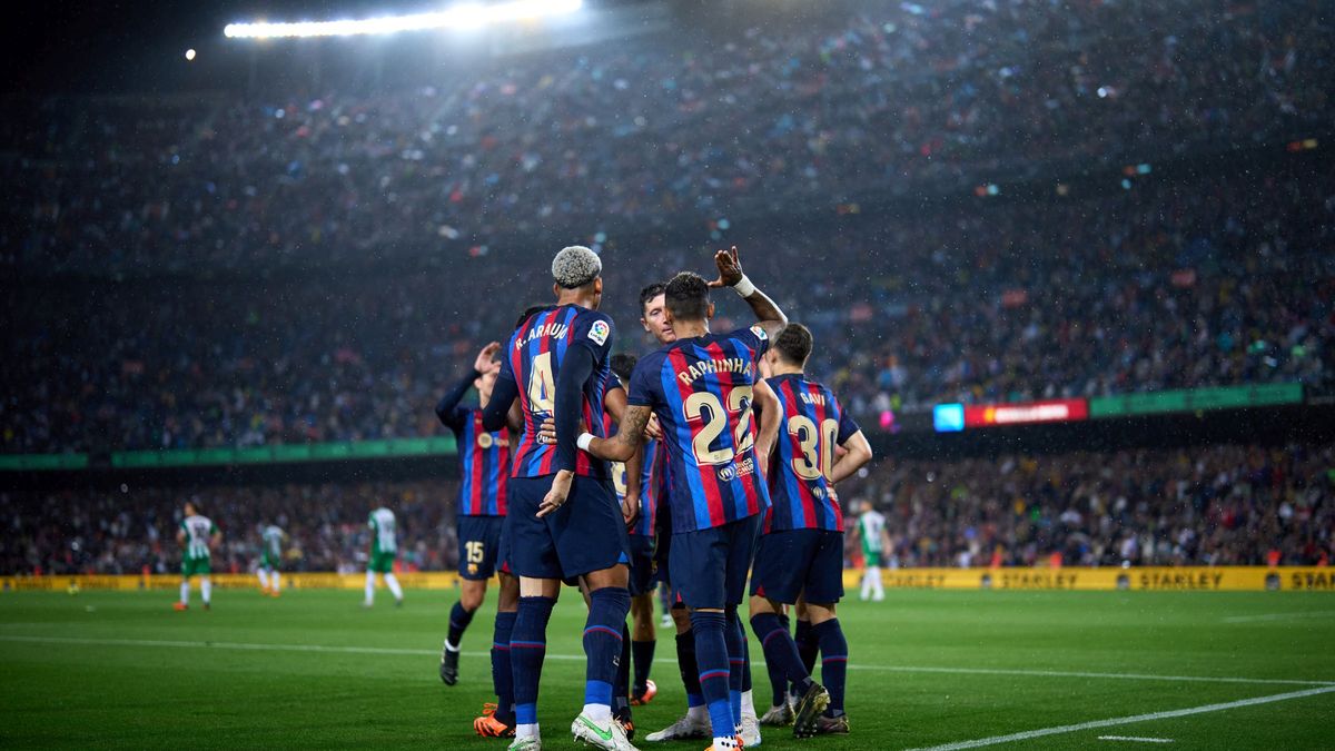 Getty Images / Alex Caparros / Na zdjęciu: piłkarze FC Barcelony