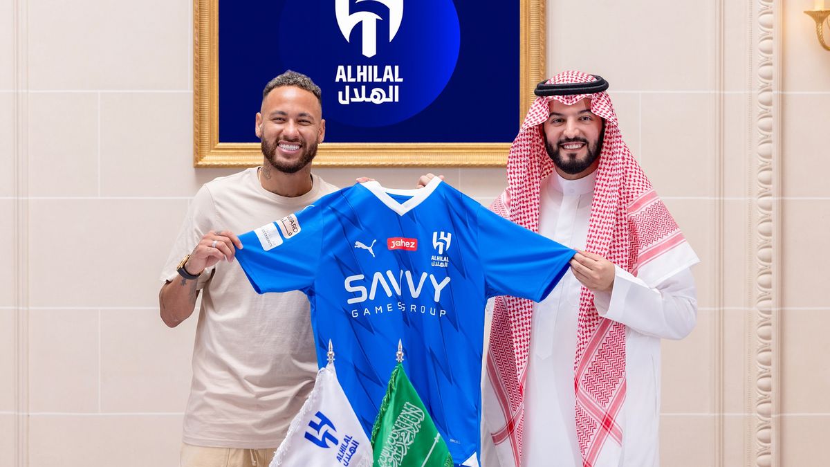 Getty Images / AlHilal Saudi Club / Handout/Anadolu Agency / Na zdjęciu: Neymar (z lewej) po podpisaniu kontraktu z Al-Hilal FC