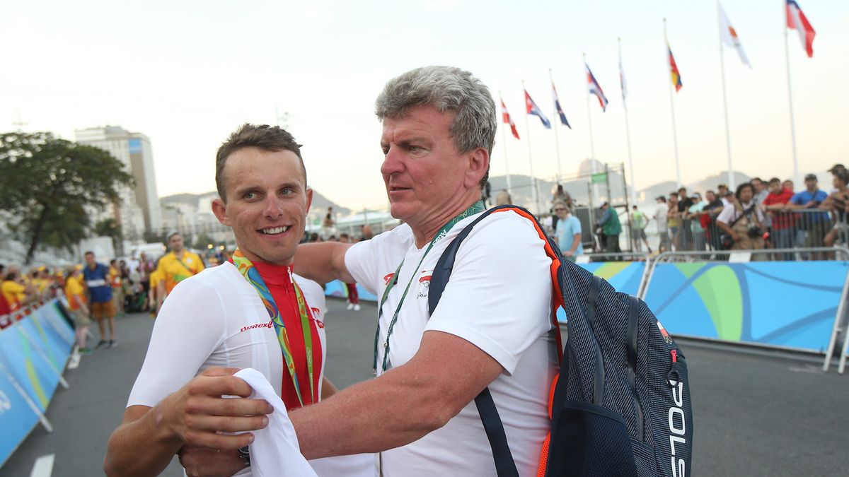 Wacław Skarul (z prawej) gratuluje Rafałowi Majce medalu zdobytego podczas IO w Rio de Janeiro