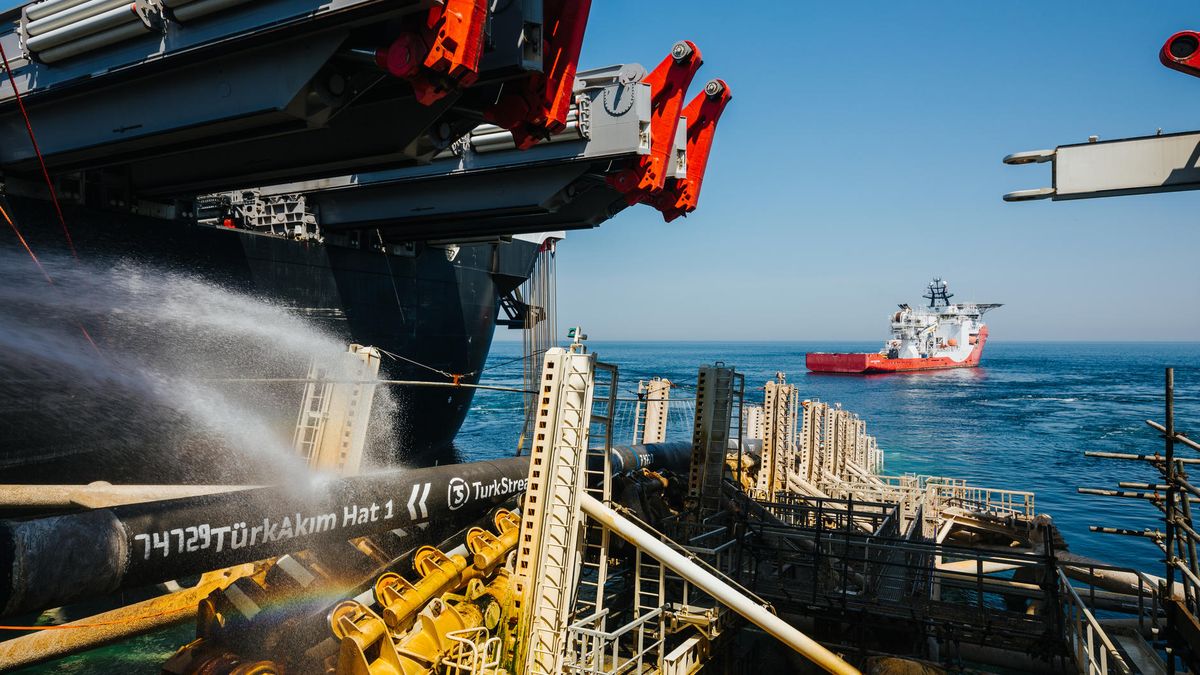 Układanie Tureckiego Potoku na dnie Morza CZarnego.