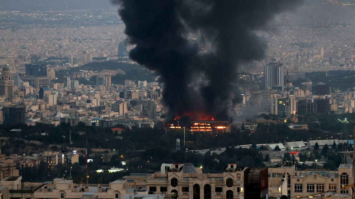Konflikt Izraela z Iranem
Iran State Radio and Television (IRIB) building was hit by an Israeli strike and left one dead and several injured.

The Iranian State Radio and Television (IRIB) building was hit by an Israeli strike on Monday, briefly interrupting the channel's live broadcast. Israeli Defense Minister Israel Katz previously said it was "on the verge of disappearing" after the army called on the population to evacuate the area where the institution is located in northeast Tehran. Iran and Israel continued their deadly aerial bombardments against each other on Monday in the fourth day of a military escalation between the two countries. Tehran, IRAN June 16,2025.//FARNOOD_sipa.10422/Credit:BERNO/SIPA/2506170818
BERNO/SIPA