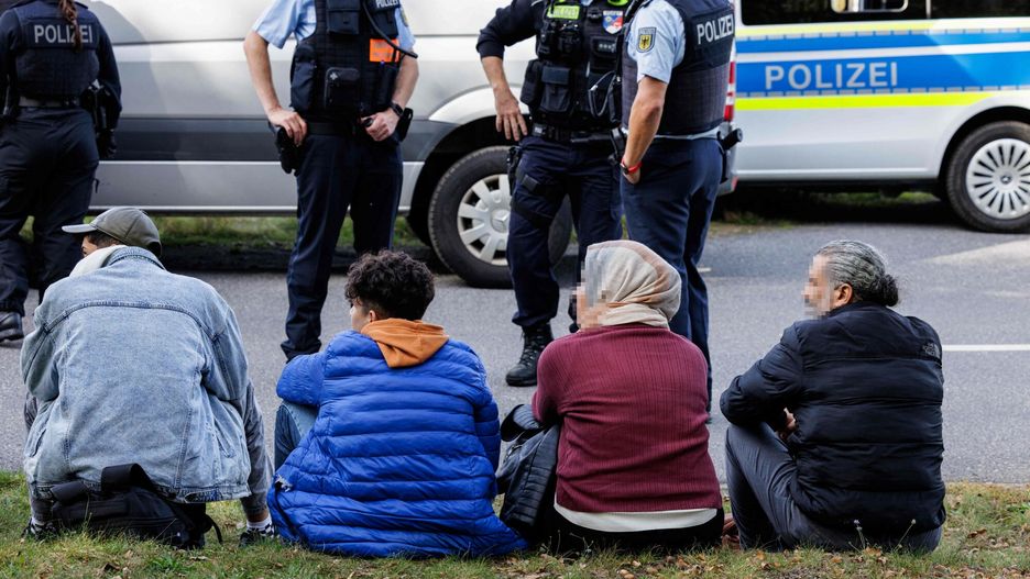 Niemiecki patrol kontroluje nielegalnych migrant�w na granicy z Polsk?
A group of migrants waits on the side of the road as they are controlled by officers of the German Federal Police (Bundespolizei) near Forst, eastern Germany on October 11, 2023, during a patrol near the border with Poland. (Photo by JENS SCHLUETER / AFP) / ACCORDING TO INSTRUCTIONS OF THE FEDERAL POLICE, ALL POLICE OFFICERS AND MIGRANTS MUST BE MADE UNRECOGNIZABLE
JENS SCHLUETER