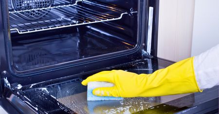 Zapomnij o chemii i szorowaniu. Domowa pasta usuwa spaleniznę jak skrobaczka