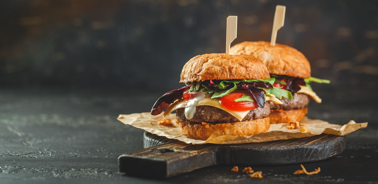 "Zrobiliśmy to lepiej": MAX Premium Burgers wprowadza Burgera Rywala do polskich restauracji