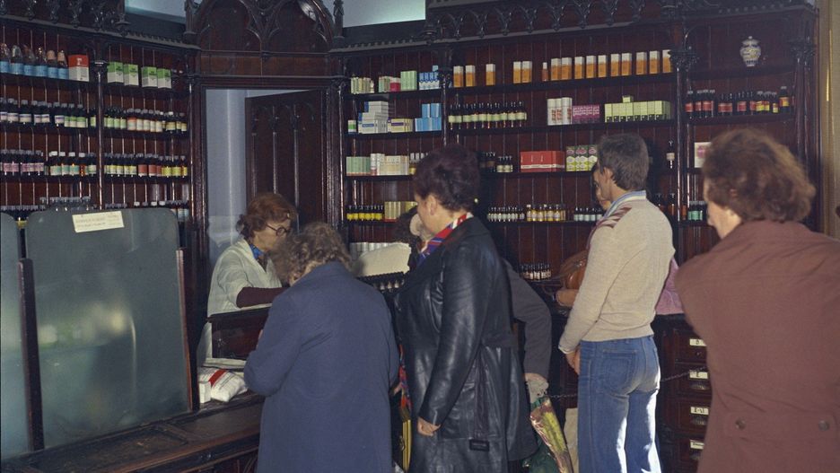 Warszawa 16.10.1977. Wnętrze założonej w 1851 roku Apteki Gotyckiej przy ul. Nowy Świat 18/20