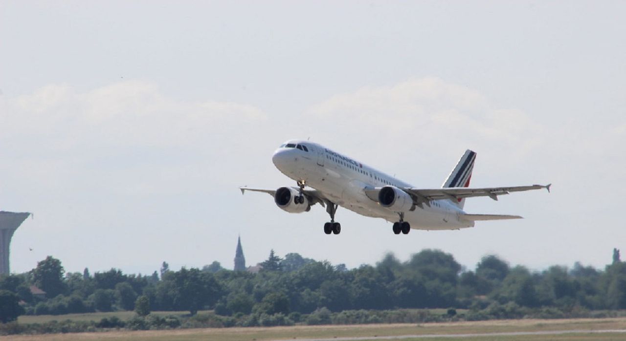 Air France wznawia loty do Polski. Co na to rodacy? Nowe badanie potwierdza kryzys w branży