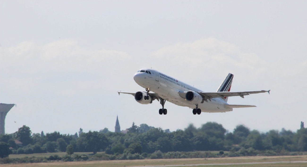 Air France i KLM wznawiają loty do Polski. Czy rodacy chcą latać? Nowe badanie