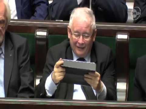 Premier Mateusz Morawiecki pokazał wideo na smartfonie. W Sejmie awantura. Nie pierwszy raz wywołały ją gadżety 2