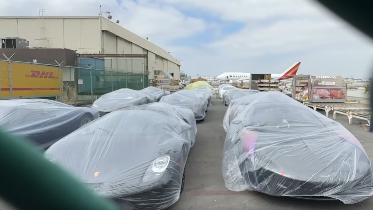 Na lotnisku zauważono niezwykle drogie supersamochody