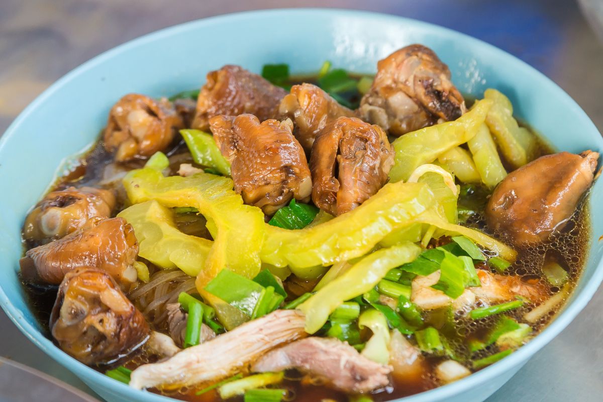 Kurczak po tajsku lepszy niż z azjatyckiego baru. Lepiej zapisz przepis