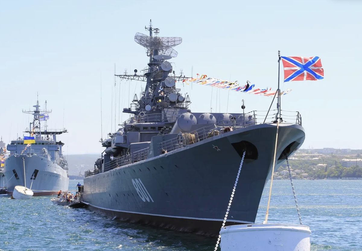 Rosyjski statek patrolowy Floty Czarnomorskiej Ładny mógł dawniej pojawiać się na wodach Morza Czarnego burta w burtę z ukraińską jednostką