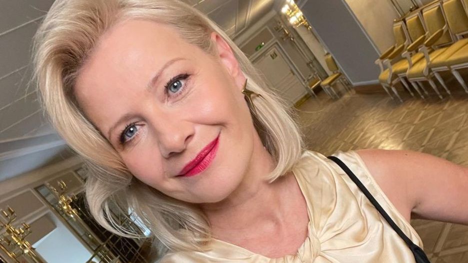 Małgorzata Kożuchowska nosi torebki na łańcuszku do eleganckich stylizacji 