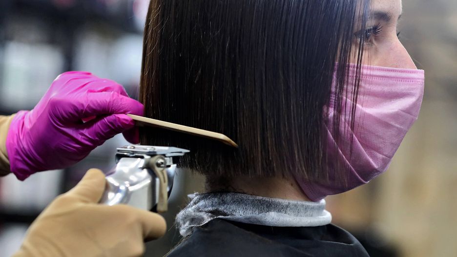 Odmrażanie gospodarki. Wrocław. Fryzjerzy nie nadążają z odbieraniem telefonów