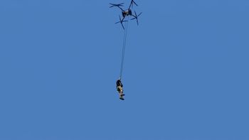 Rolnik przetransportowany dronem z pola. Nagranie z Indonezji obiegło internet
