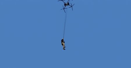 Dron przetransportował rolnika z pola. Nagranie z Indonezji obiegło sieć