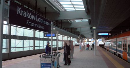 Mgła na lotnisku. Wieczorem możliwe utrudnienia lotów