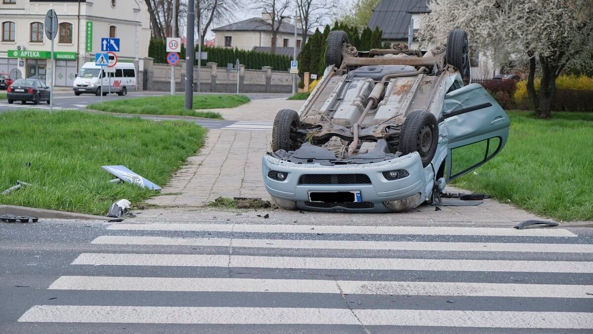 Toyota dachowała na rondzie im. Mohyły w Lublinie