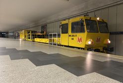 Warszawa. Ogromny odkurzacz czyści metro w nocy