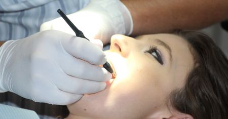 Dentysta celebrytów w opałach. Niezadowoleni pacjenci zawiadomili prokuraturę