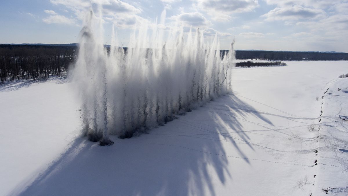 Zdjęcie dnia: Wybuchy, które zapobiegają powodzi 1