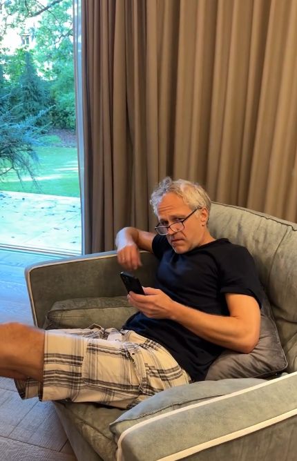 Tak mieszka Dorota Chotecka i Radosław Pazura: biel w kuchni, jasne drewno i duży ogród (ZDJĘCIA)