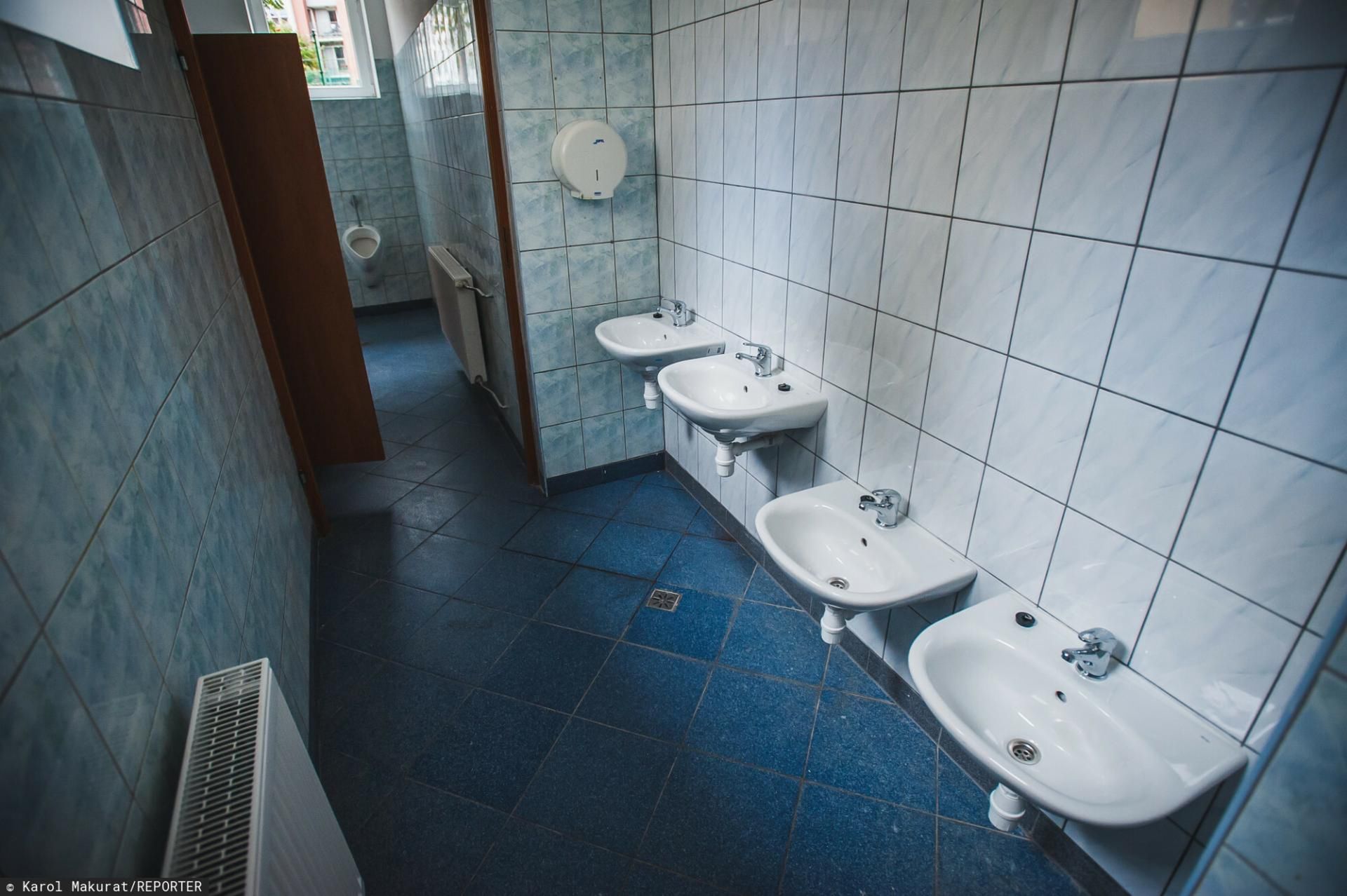 Toaleta szkolna, zdjęcie ilustracyjne 