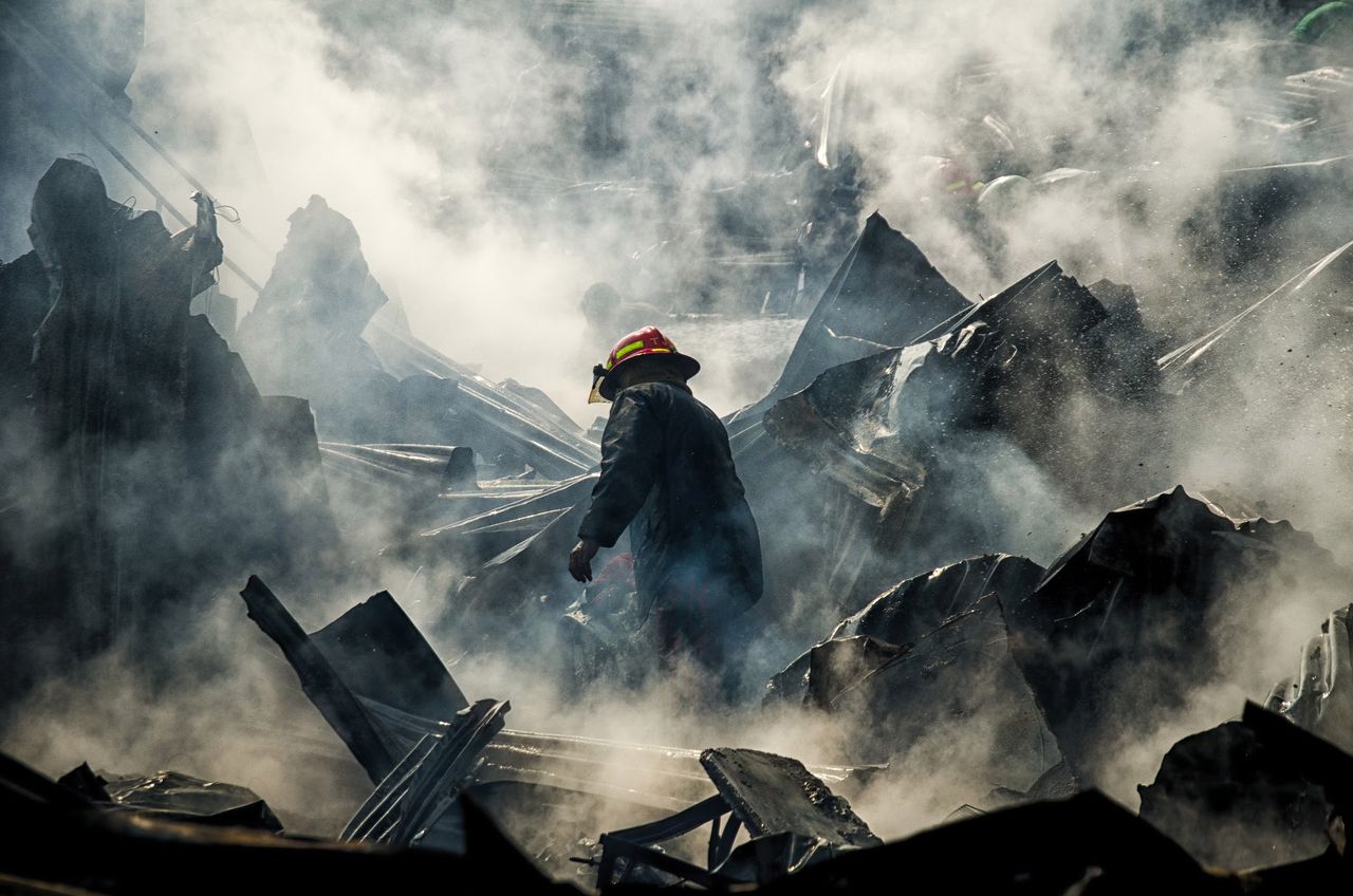 Zwycięska fotografia autorstwa Mohammada Fahima Ahameda Riyada "W poszukiwaniu życia" przedstawia strażaka, który przeczesuje zgliszcza, aby odnaleźć zaginionych w pożarze w Dhaka w 2013 roku. W pożarze, którego przyczyna do dzisiaj nie jest znana, spłonęło 400 domów i zginęło 6 osób.