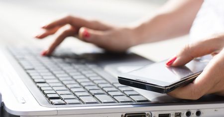 Dlaczego szef Facebooka zakleja kamerkę? Za oceanem to standard