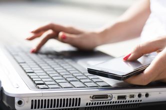 Dlaczego szef Facebooka zakleja kamerkę? Za oceanem to standard