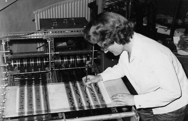 Daphne Oram komponująca muzykę na syntezatorze Oramics