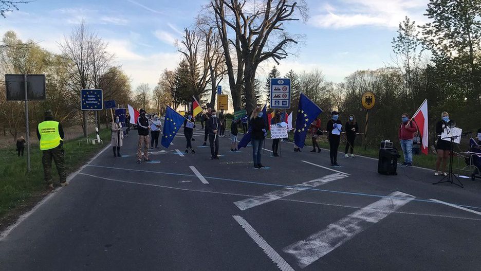 Odmrażanie gospodarki. Pracownicy transgraniczni i uczniowie zauważeni (na zdjęciu protest z Dolnego Śląska)
