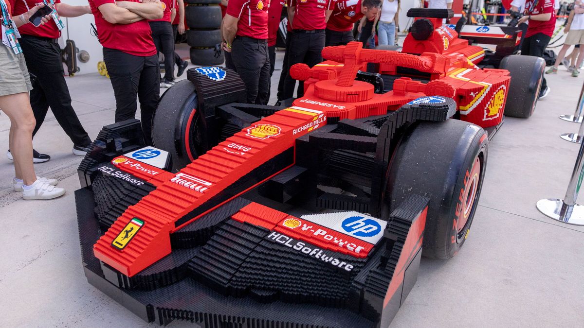 PAP/EPA / SHAWN THEW / Na zdjęciu: bolid Ferrari z klocków Lego