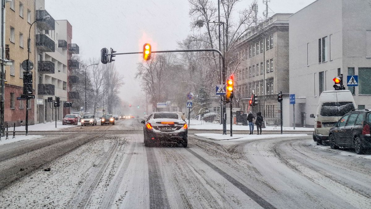 Atak zimy
12.01.2025 Lodz. Atak zimy. Gololedz - oblodzenia pod sniegiem. Trudne warunki jazdy samochodem, poruszania sie. Fot. Piotr Kamionka/REPORTER
PIOTR KAMIONKA/REPORTER