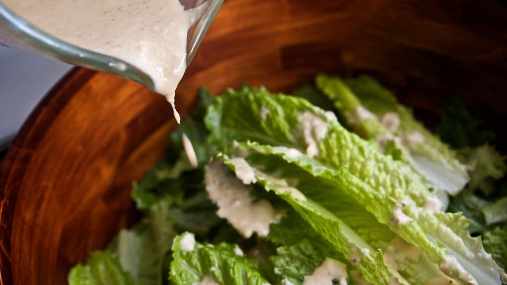 Sos do sałatki Cezar o niskiej zawartości kalorii