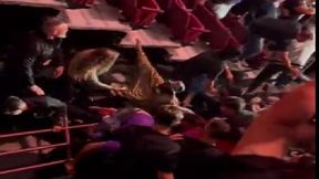 Barierki nie wytrzymały naporu. Fani runęli na ziemię